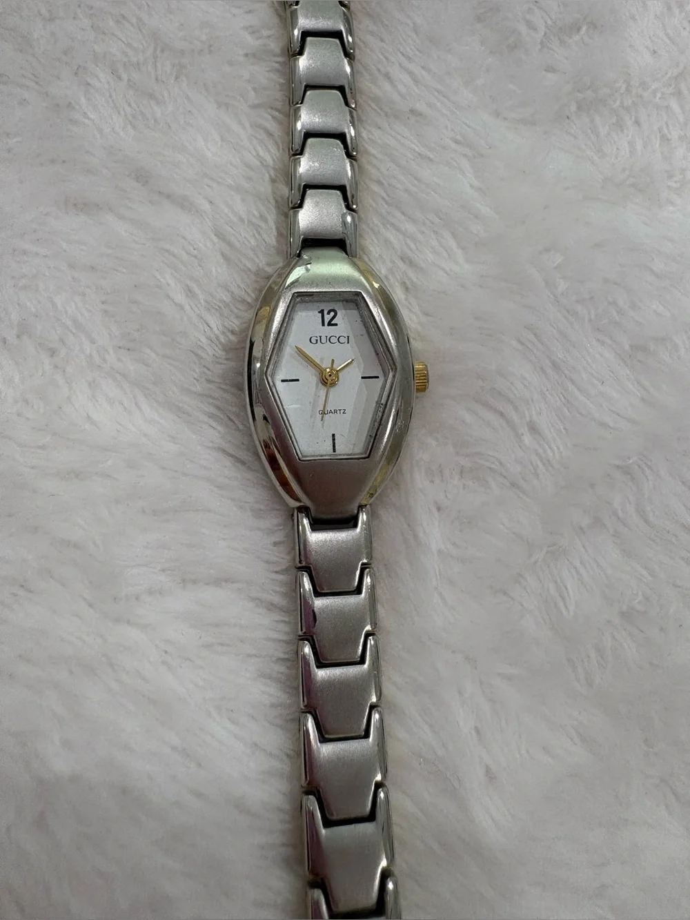 Classic Authentic Vtg Gucci Women's Oval Watch with Engraved Crest - Ref. 59312